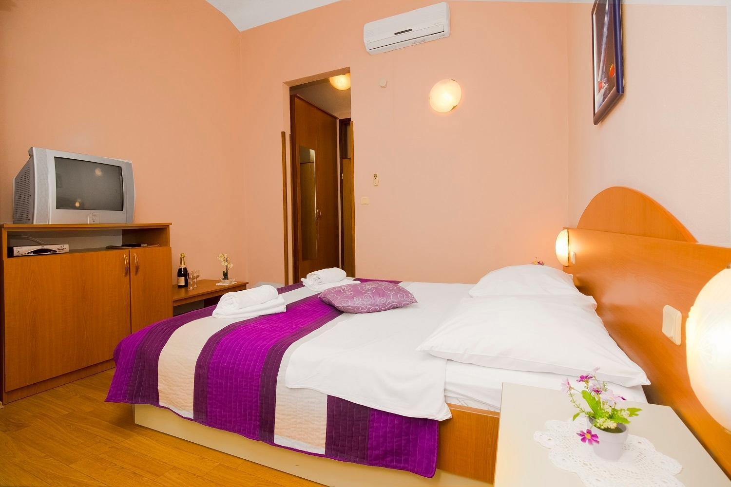 Pansion Zlatna Ribica Otel Brodarica  Oda fotoğraf